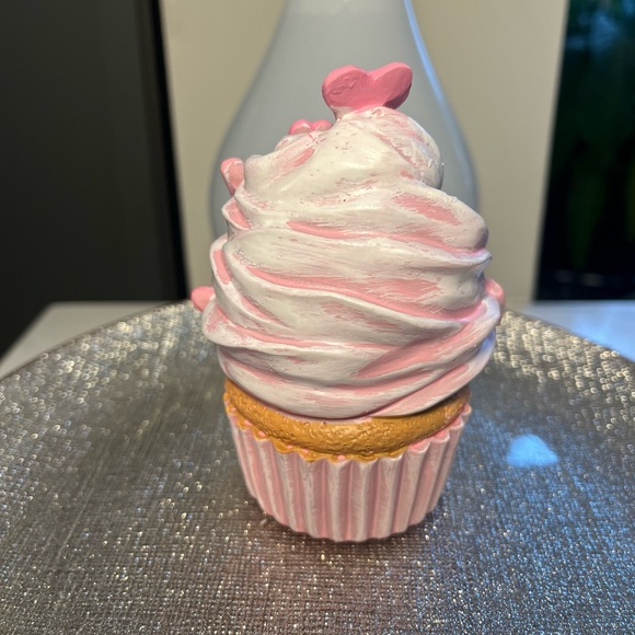 Cupcakes & Cashmere Cupcakes Vanilla with Hearts Valentines Set of 3 NIB - Picture 5 of 9